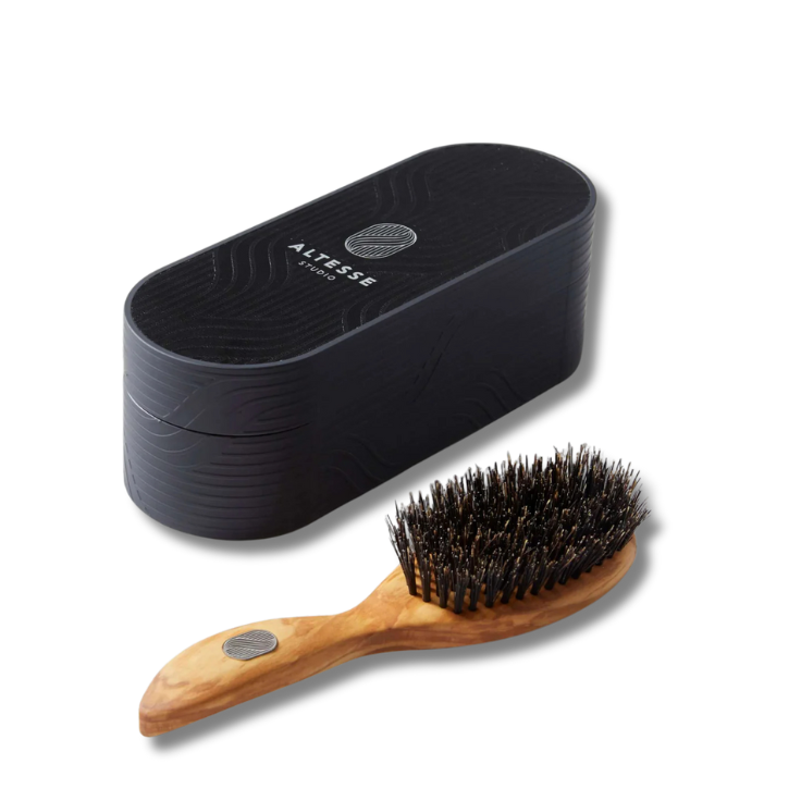 Wooden hairbrush with black bristles and a black carrying case on a white background, featuring the 'Altesse' brand.